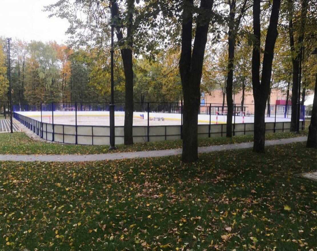 Хоккейная коробка из стеклопластика толщиной 7 мм, с высокими сетчатыми бортами, ограждение за воротами - вид 2